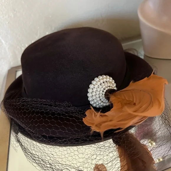 DAPPER 1940s' BROWN FELT HAT WITH PEAR & RUST COLORED FEATHER TRIM + VEIL